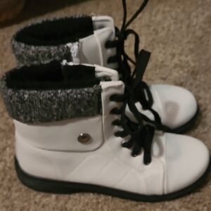 Source Unknown White and Black Lace-Up Boots